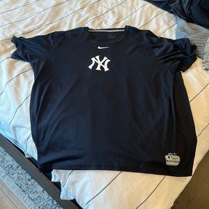 Men’s Nike dry fit NY Yankees logo t shirt. Like new. XXL.